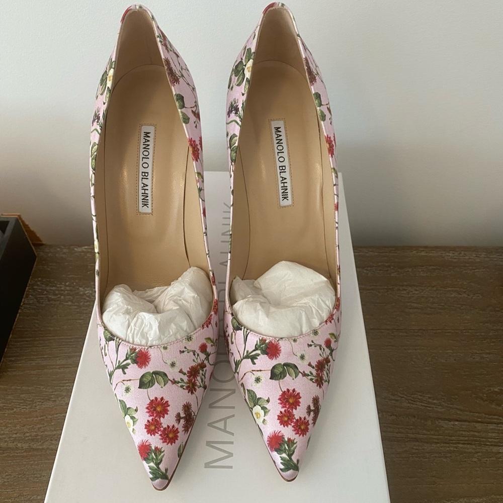 Brand new this spring satin floral heels! Never worn. Size 40.